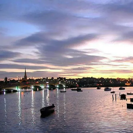 فندق Riverbank House 3*
