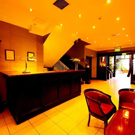 Riverbank House Отель