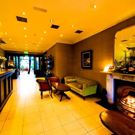 فندق Riverbank House