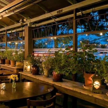 Riverbank House Отель