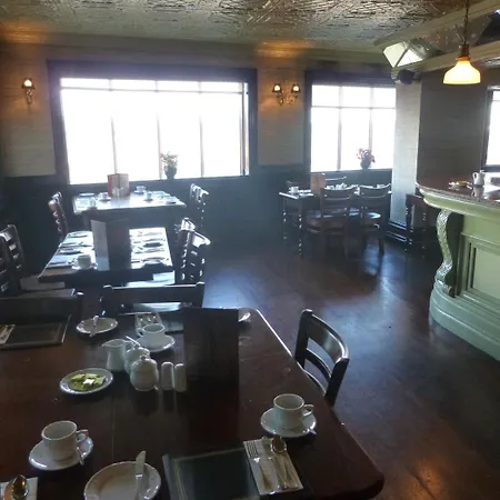 Riverbank House 3*