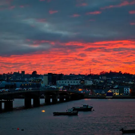 Riverbank House Отель Ferrybank