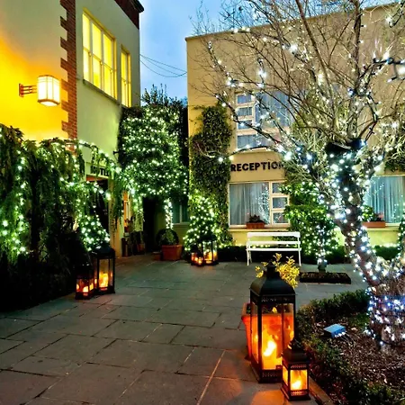 فندق Riverbank House