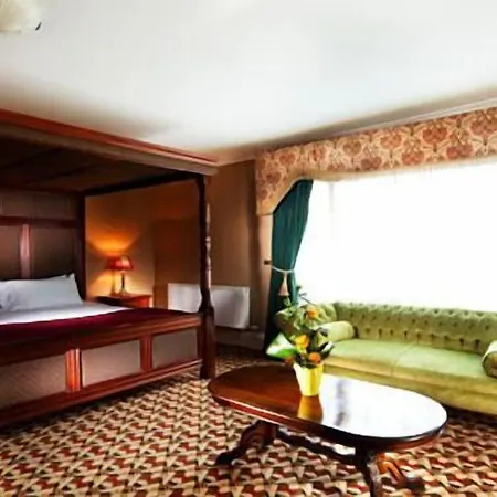 Riverbank House Отель 3*