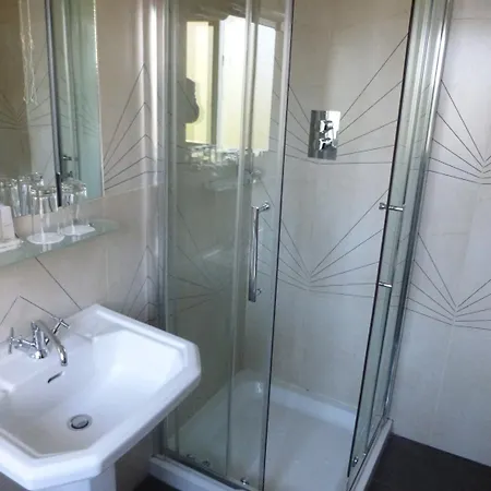 Riverbank House 3* Ferrybank