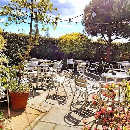 Riverbank House 3* Ferrybank