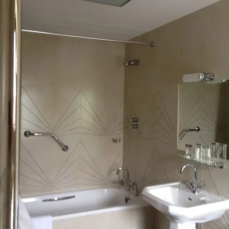 호텔 Riverbank House 3*