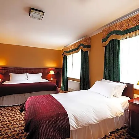 Riverbank House Hotell 3*