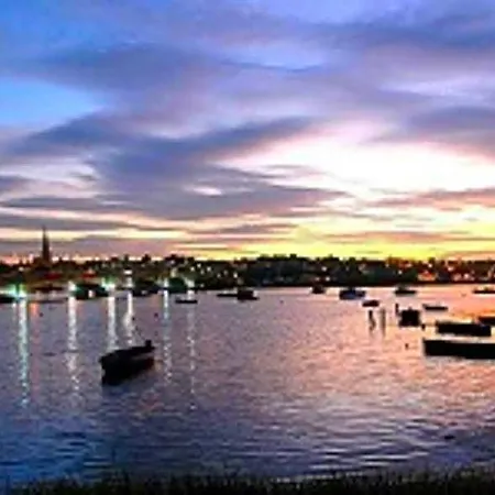 Riverbank House Hotell 3*