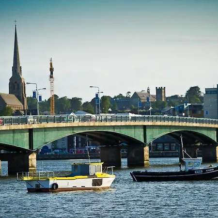 Hotel Riverbank House