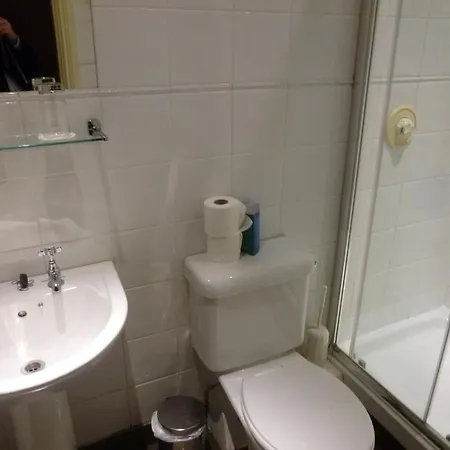 Riverbank House 3*