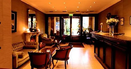 Riverbank House Hotell