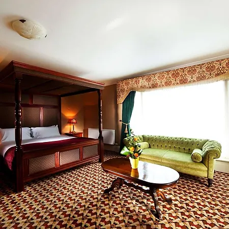 Riverbank House Hotell 3*