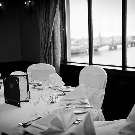 Riverbank House 3*