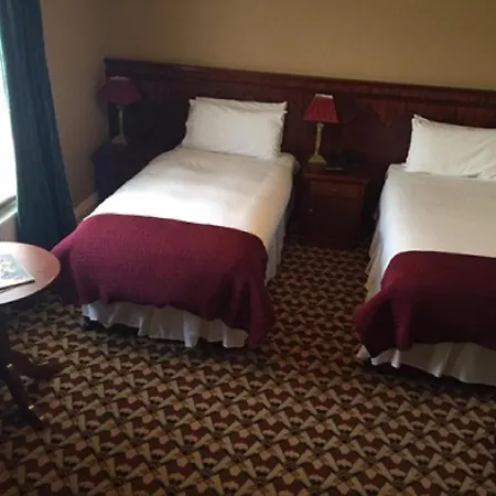 Riverbank House Отель Ferrybank