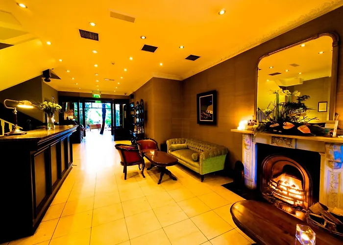 Hotel Riverbank House