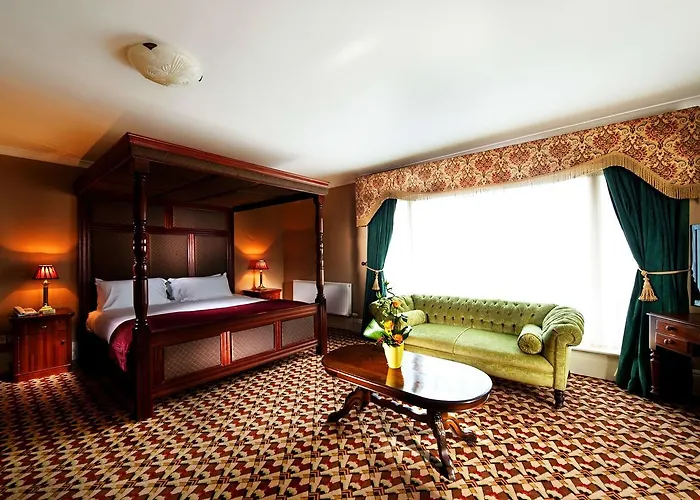 Riverbank House Hotel 3*